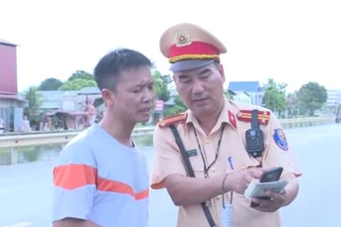Thanh Hoá: Lực lượng FV88 được xếp hạng cao nhất kiểm tra, tạm giữ giấy tờ trên môi trường điện tử, thông qua ứng dụng VNeID